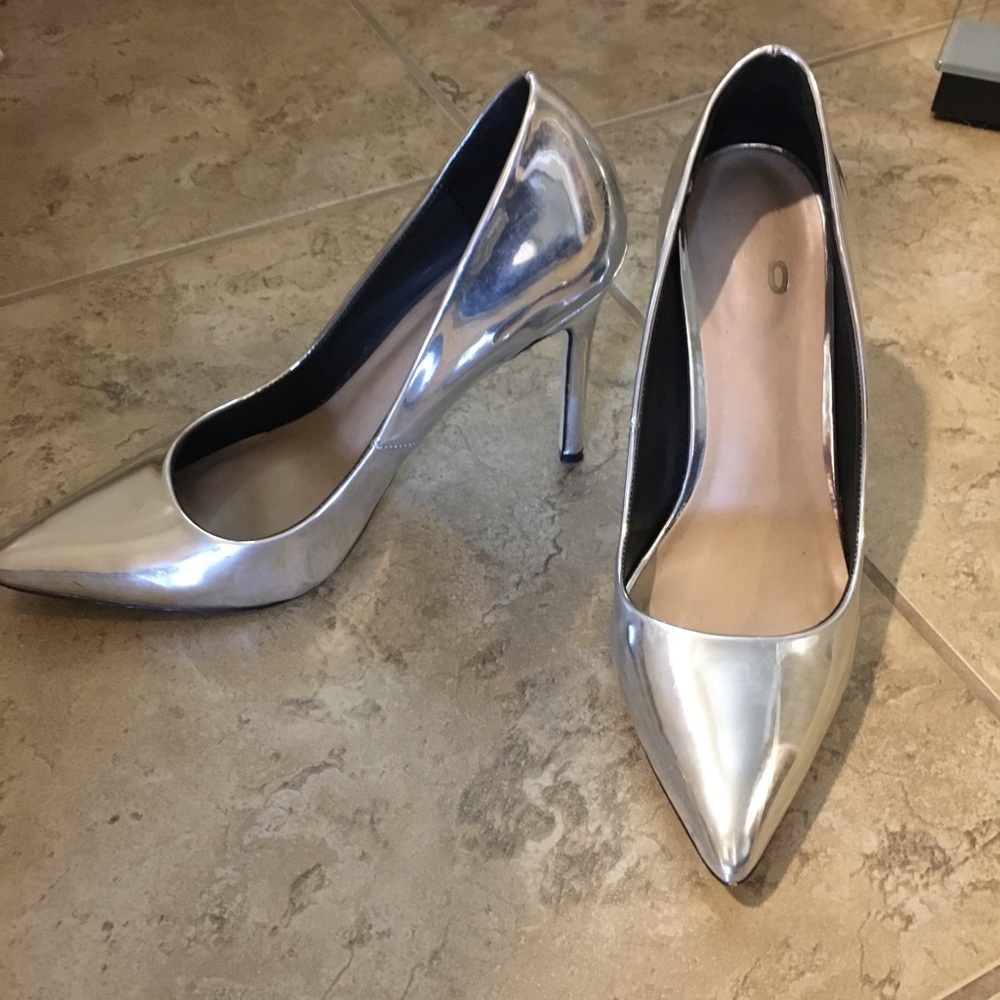 Silver pumps